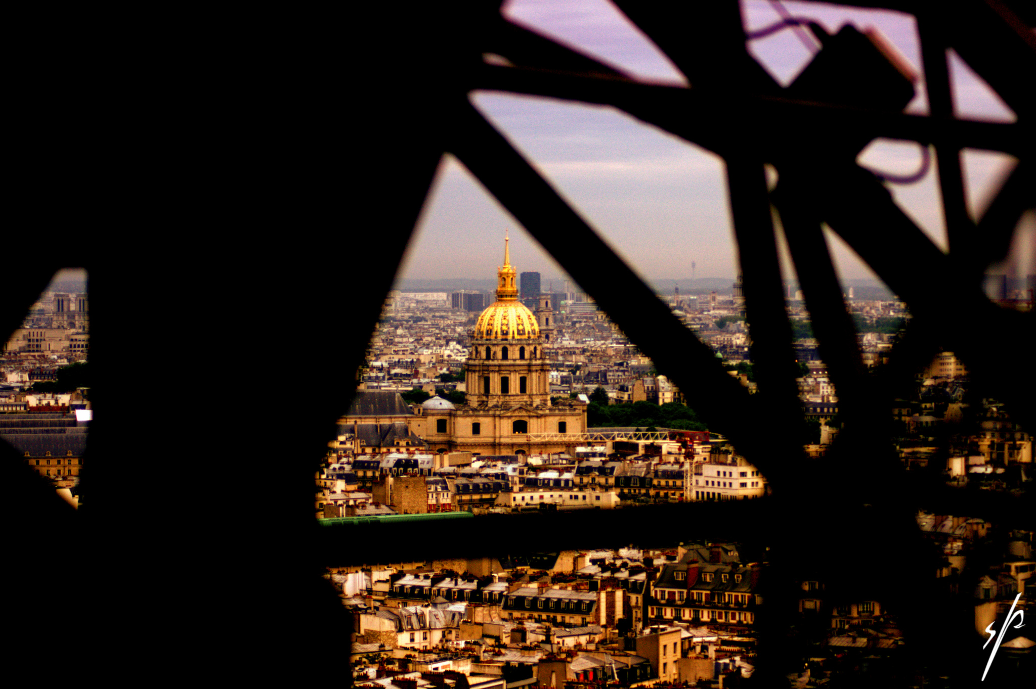 Focal Point: 10 Pictures of the Eiffel Tower – Grab a Mile