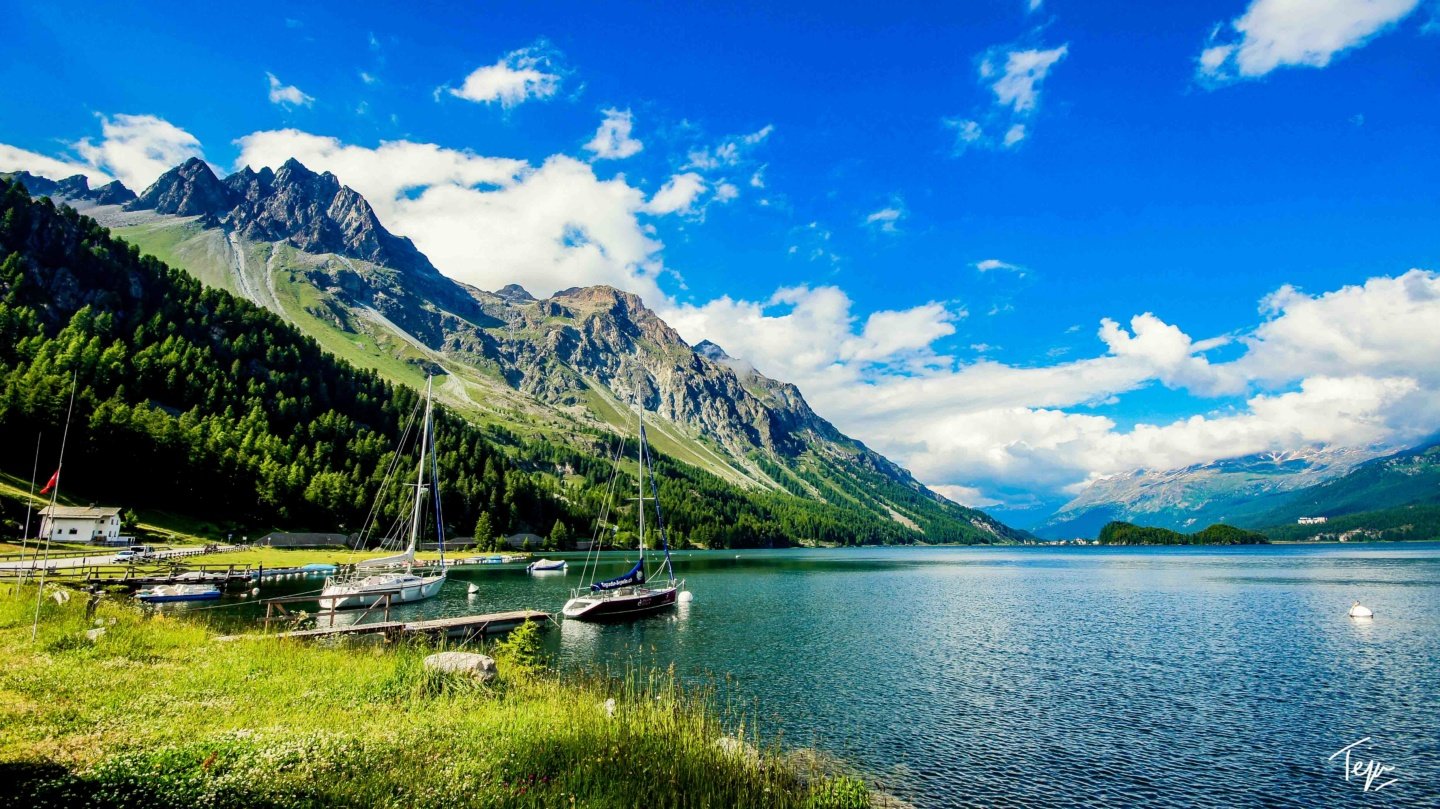 a group of boats on a lake