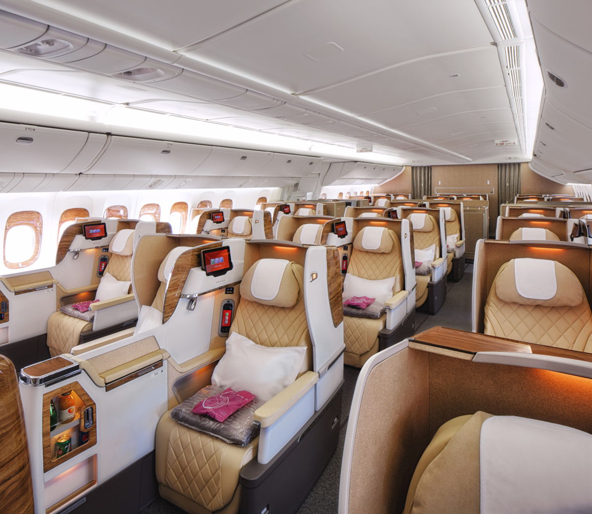 Emirates Unveils New Spacious 777-200LR Business Class Cabin!