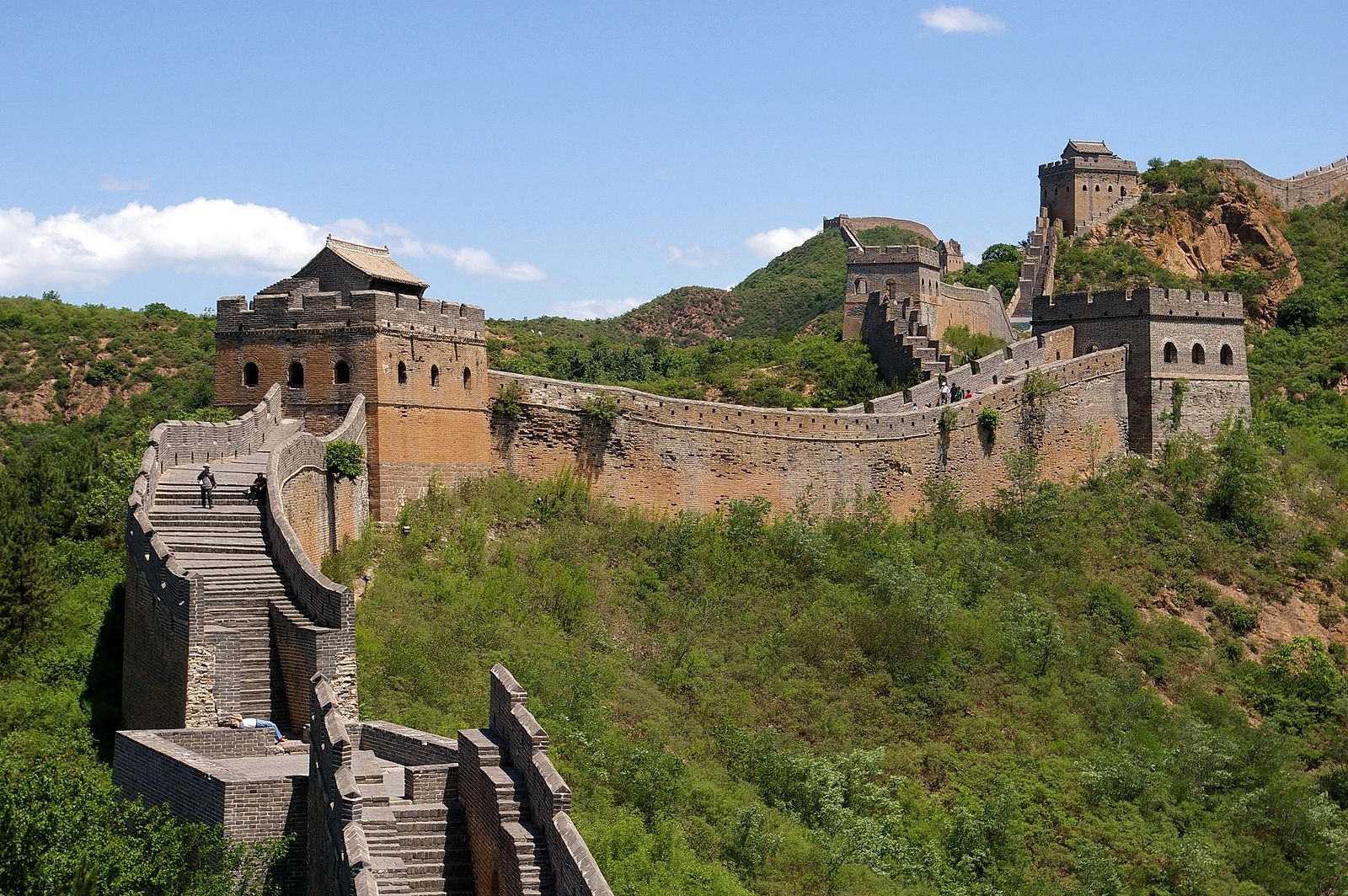 a long shot of a great wall