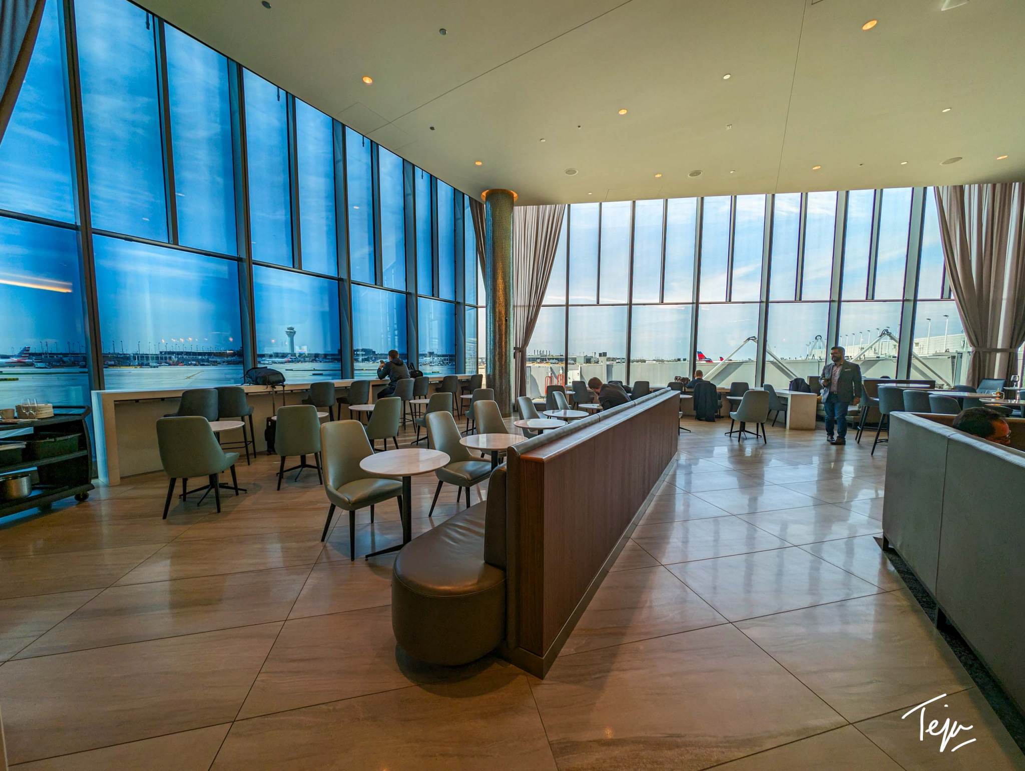 Review: The IMPRESSIVE Delta Sky Club Chicago O’Hare T5 – Grab a Mile